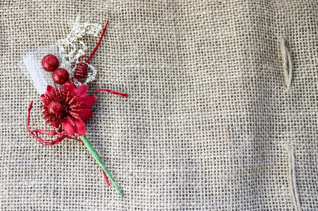 Delikatne wzory wyszywania na lnianej tkaninie